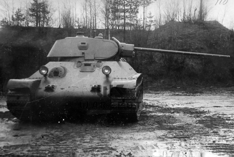​Первый опытный образец ЗИС-4 на испытаниях. Нередко можно видеть фотографии другого танка с такой же пушкой. На самом деле это ретушь одной из фотографий танка, на котором испытывался опытный образец 76-мм пушки Ф-34 - Теория бронетанковых заблуждений: первые годы Великой Отечественной | Warspot.ru