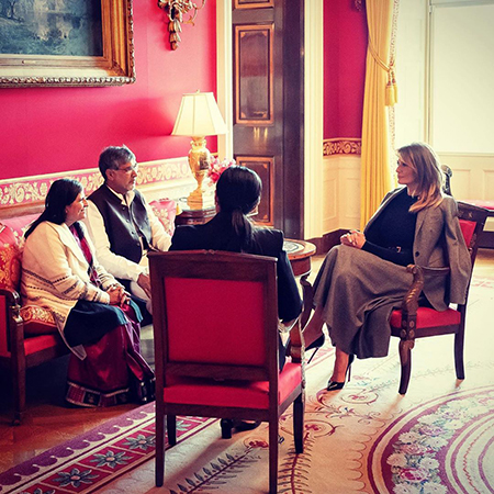 Мелания Трамп в деловом образе на встрече в Белом доме Мелания Трамп в деловом образе на встрече в Белом доме Новости