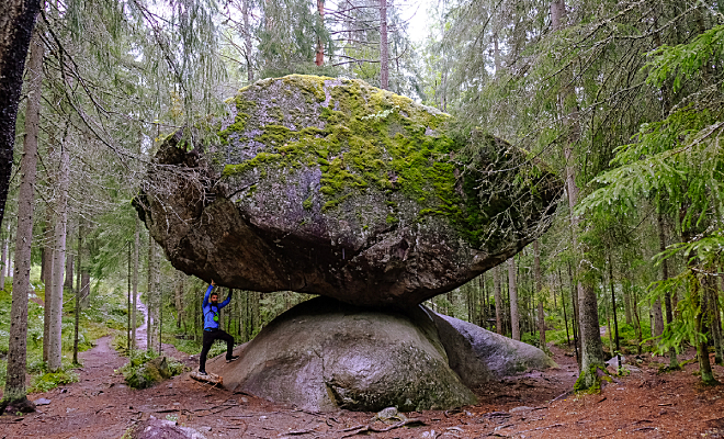Куммакиви: валун-гигант, найденный в лесах Финляндии. Он так стоит уже 8000 лет и не падает