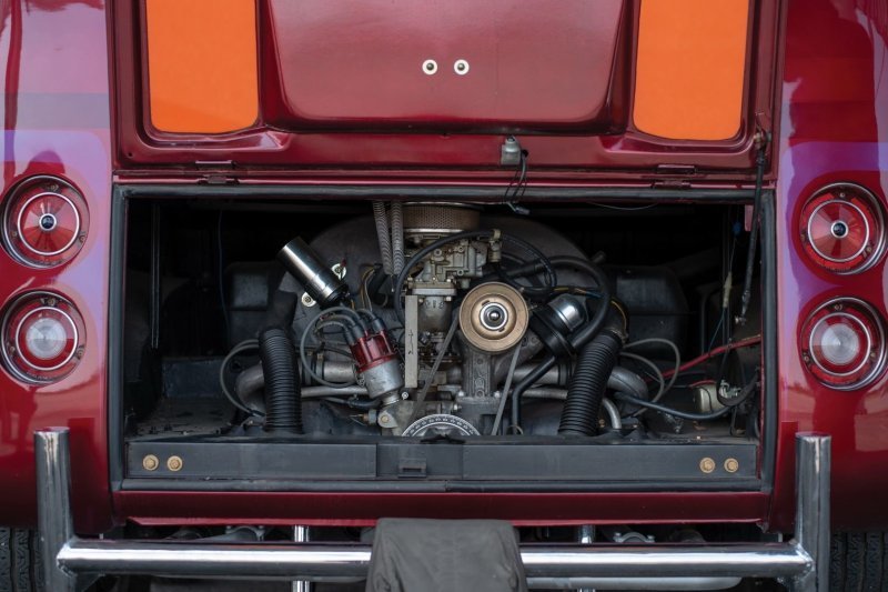 «Под капотом» 1,8-литровый 4-цилиндровый двигатель от Volkswagen 1972 года с боковой выхлопной системой. В паре с ним стоит 4-ступенчатая "механика". volkswagen, volkswagen t1, авто, автомобли, кастомайзинг, микроавтобус, ретро авто, тюнинг