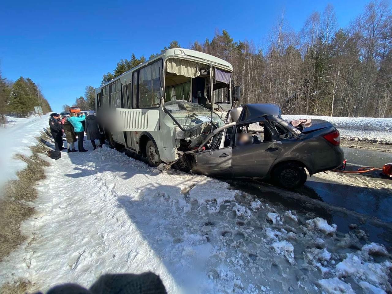 Два человека погибли при столкновении рейсового автобуса с легковушкой в Удмуртии