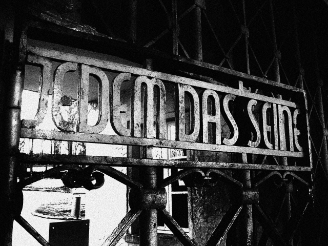 «Каждому своё» — надпись на входе в лагерь Бухенвальд