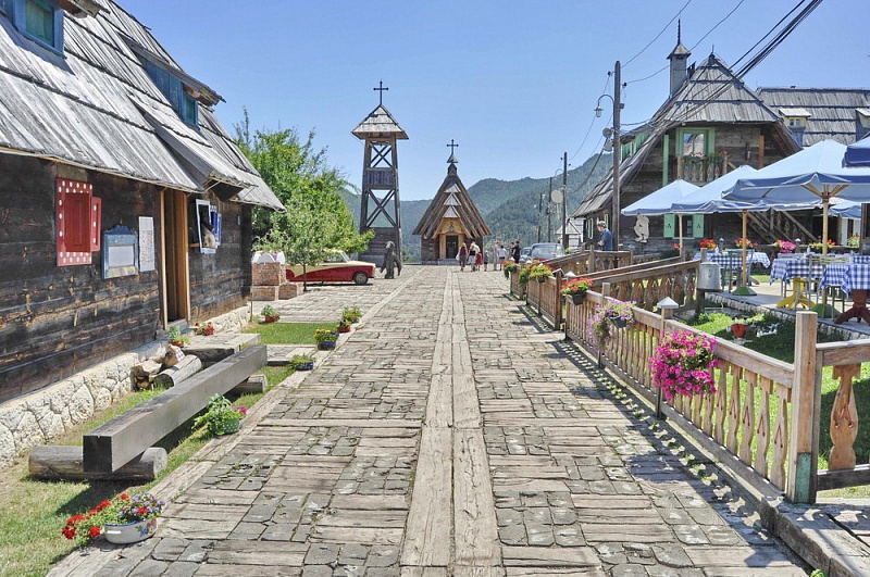 Дрвенград – традиционная сербская деревня, которую построил Эмир Кустурица Дрвенград – традиционная сербская деревня, которую построил Эмир Кустурица авиатур