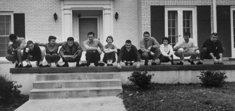 Глотали рыб, бегали голышом. 7 идиотских челленджей прошлого