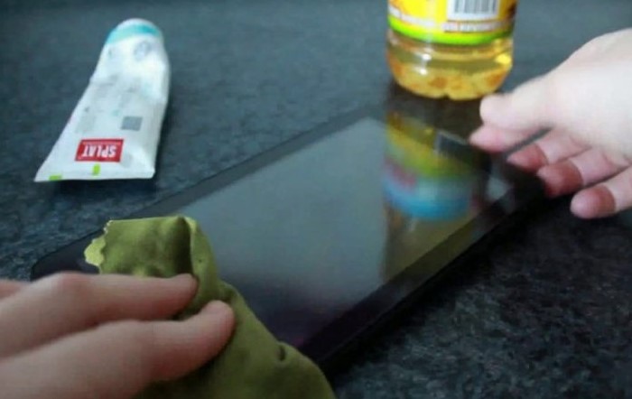 Царапины на экране гаджета помогут удалить зубная паста или растительное масло / Фото: sdelai-lestnicu.ru