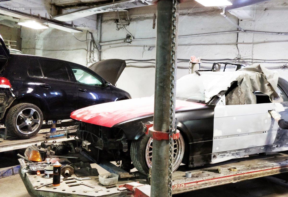 Свежий весенний цвет на старый кабриолет Свежий весенний цвет на старый кабриолет авто и мото