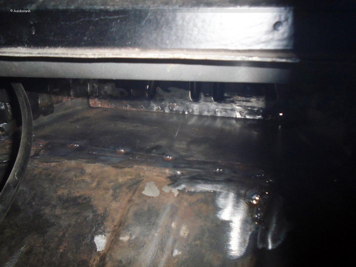 Свежий весенний цвет на старый кабриолет Свежий весенний цвет на старый кабриолет авто и мото