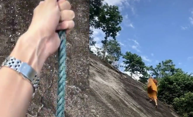 Монах Шаолинь поднялся по отвесной скале не используя веревок и рук: видео с телефона альпиниста
