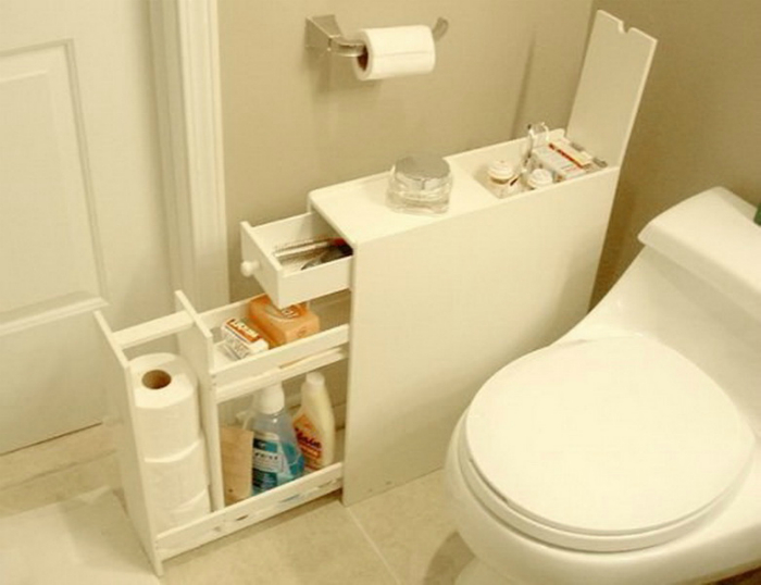 Маленький стеллаж в ванной комнате, в котором легко можно хранить необходимые средства гигиены. 