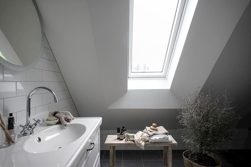 Небольшая, но светлая квартира-студия под крышей в Гетеборге Небольшая, но светлая квартира-студия под крышей в Гетеборге белый интерьер,Гетеборг,интерьер и дизайн,квартира,малометражка,мансарда,скандинавский стиль,студия