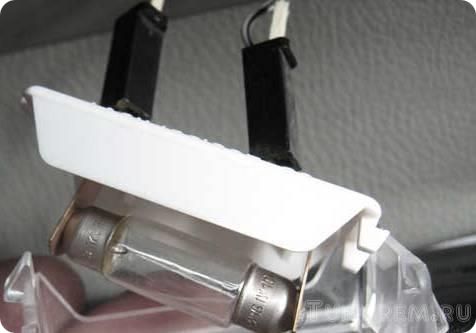 Замена лампы освещения багажника и бардачка Lada Kalina