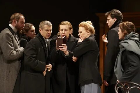 Театр со знаменитостями: какие актеры играют в спектаклях