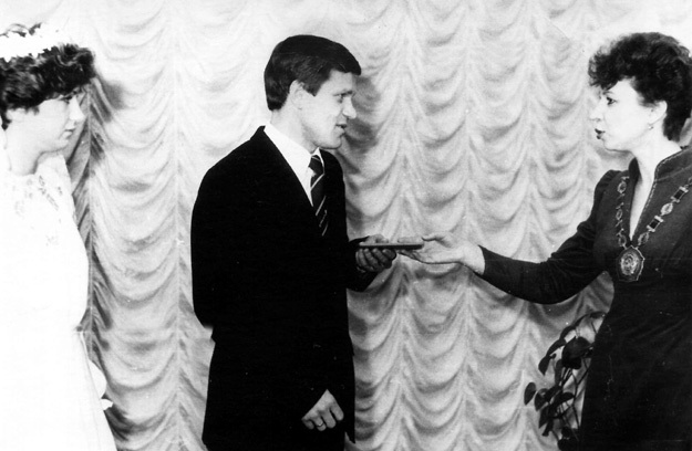 Декабрь 1985 года. Александр взял в жёны Ольгу (слева), которая моложе его на 10 лет