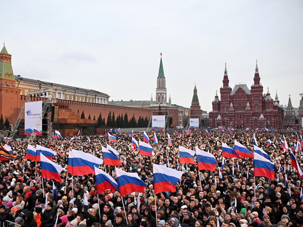    Зрители на митинг-концерте на Красной площади в Москве, посвященном десятилетию воссоединения Крыма с Россией© РИА Новости / Кирилл Зыков