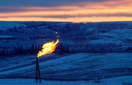 A natural gas flare on an oil well pad burns as the sun sets outside Watford City, North Dakota January 21, 2016. Persistent low oil prices have lead to slower business in much of North Dakota's Bakken oil fields. The collapse of U.S. oil and gas investment could have further to fall and Americans are showing signs they spend less of their windfall from lower gasoline prices than in the past, darkening the outlook for the U.S. economy. REUTERS/Andrew Cullen