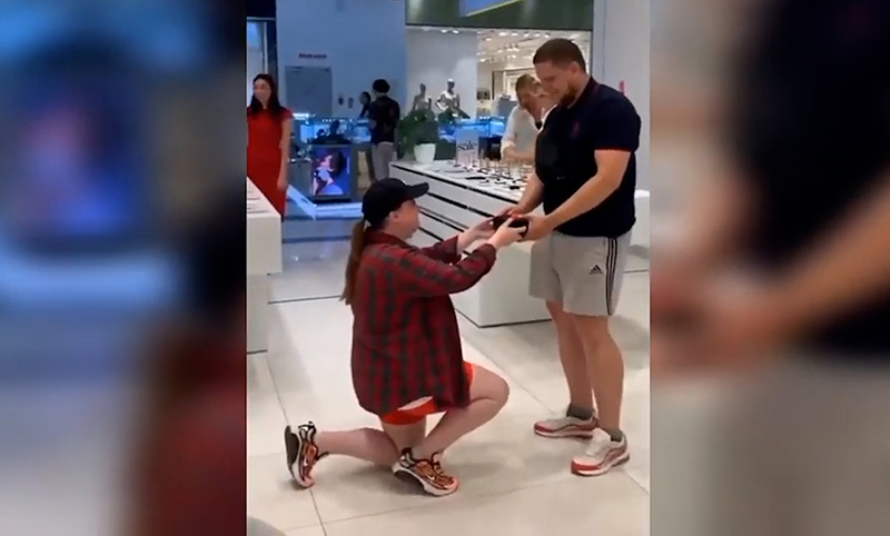 Девушка публично сделала предложение парню, встав перед ним на одно колено 