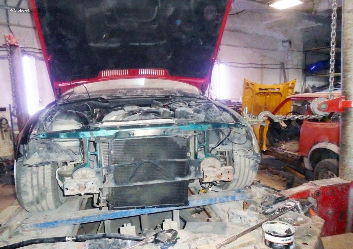 Свежий весенний цвет на старый кабриолет Свежий весенний цвет на старый кабриолет авто и мото