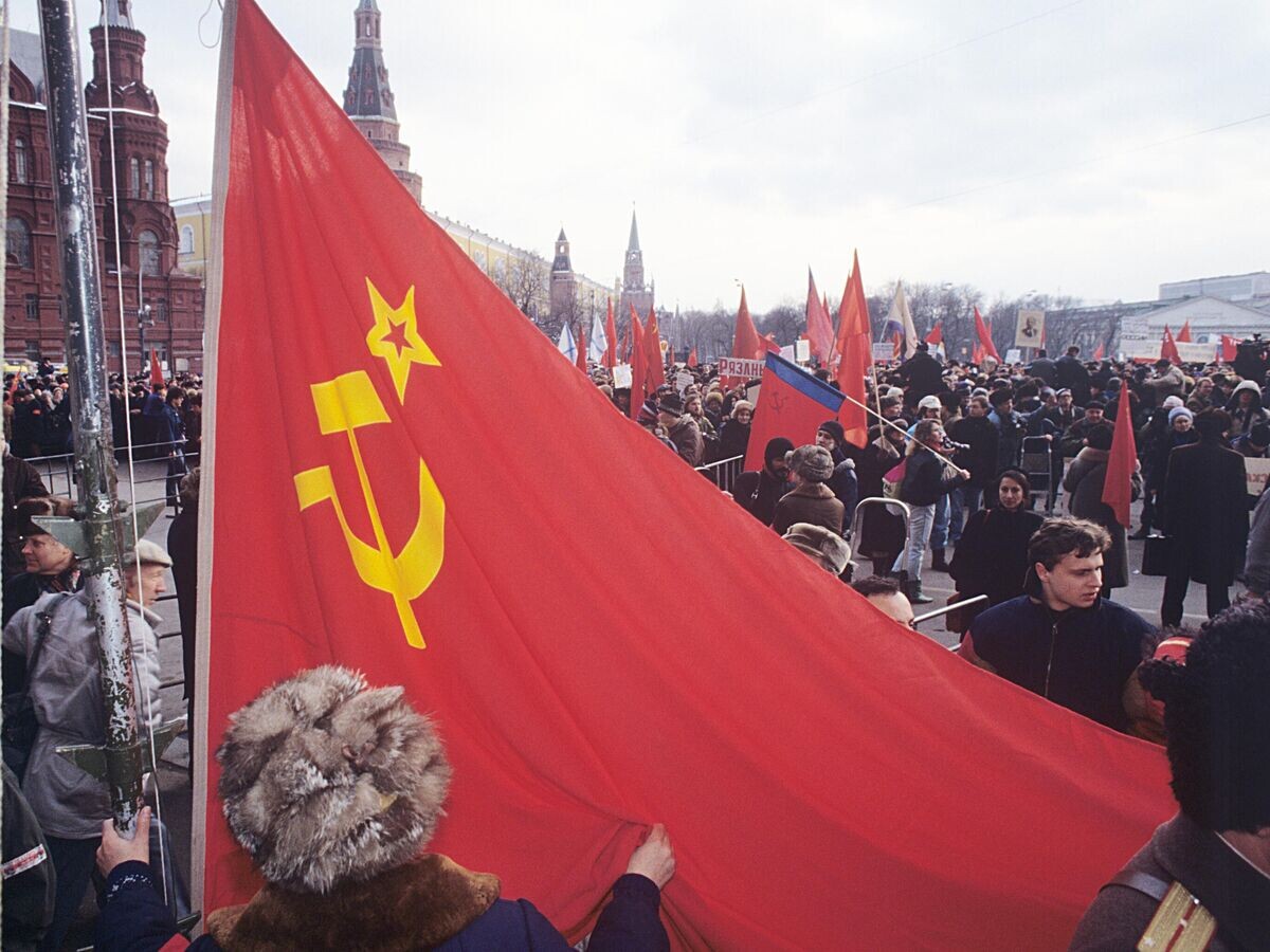    Митинг на Манежной площади, организованный РКРП и движением "Трудовая Россия", названный "Всенародным Вече советских народов", в годовщину Всесоюзного референдума о сохранении СССР© РИА Новости / Олег Ласточкин