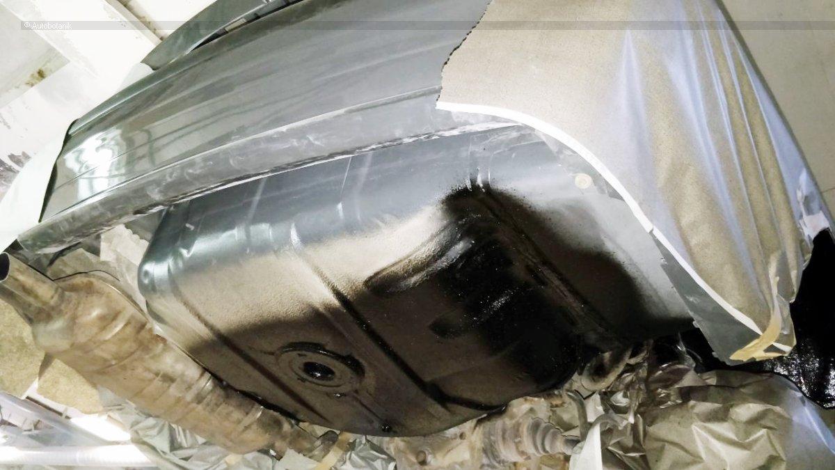 Свежий весенний цвет на старый кабриолет Свежий весенний цвет на старый кабриолет авто и мото