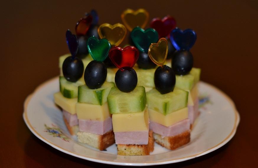 бутерброды на шпажках