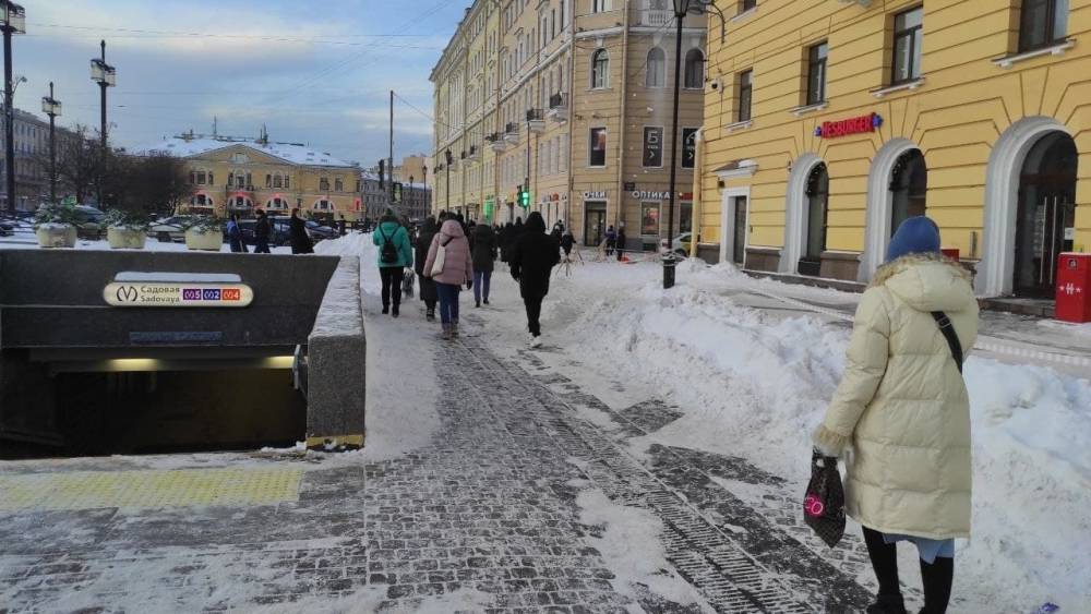 Страшно ходить по улице: в Петербурге из-за бездействия коммунальщиков растет число жертв гололеда Общество