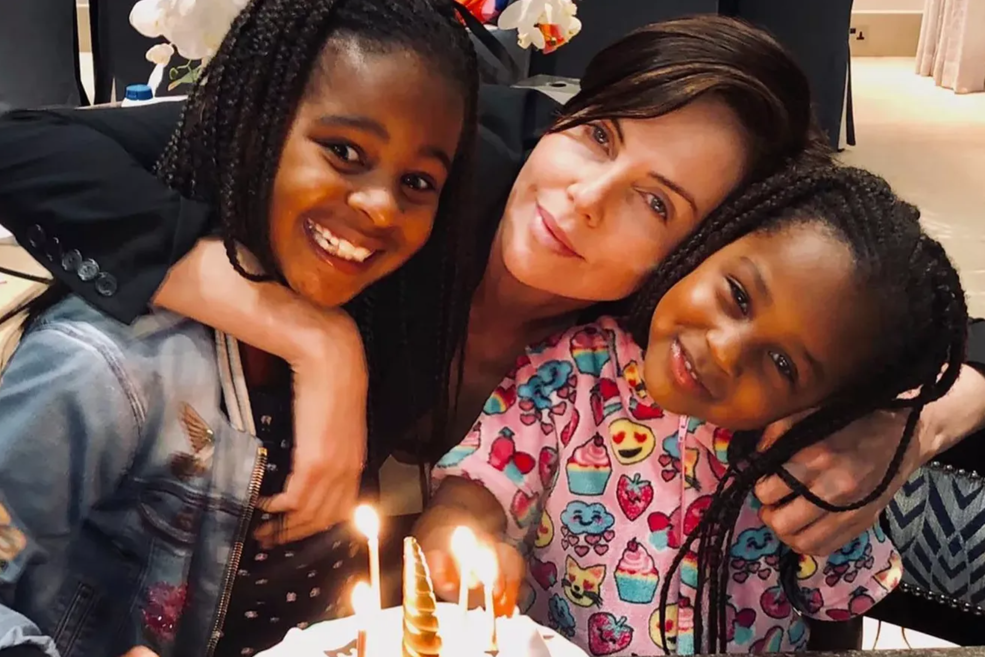 Голая грудь и красная помада: Шарлиз Терон затмила всех на премьере фильма «Вершина» в Нью-Йорке Терон, Шарлиз, покоряю, детей, фотосоцсетиВ, «Вершина», своими, могут, чтобы, Балтазара, прийти, фильме, звезда, котором, Картина, много, актриса, детьми, голливудская, прокат