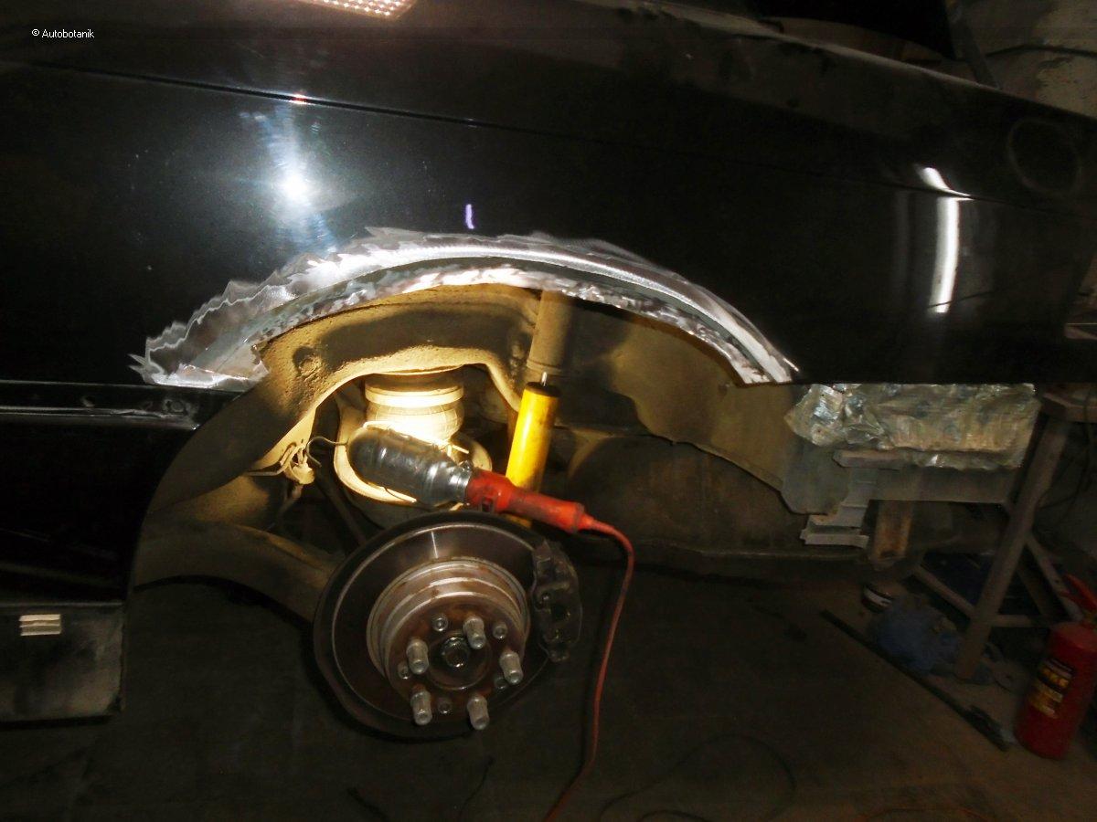 Свежий весенний цвет на старый кабриолет Свежий весенний цвет на старый кабриолет авто и мото