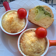 Яйца запеченные с помидорами и пармезаном