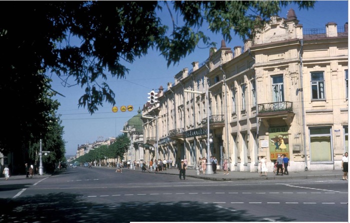 Перекресток улиц Ленина и Карла Маркса. Здание ТЮЗа - бывший отель Централь.