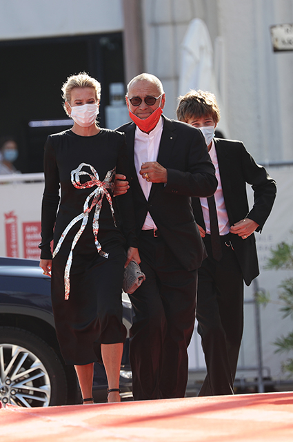 Венецианский кинофестиваль — 2020: Юлия Высоцкая и Андрей Кончаловский с сыном на премьере фильма 