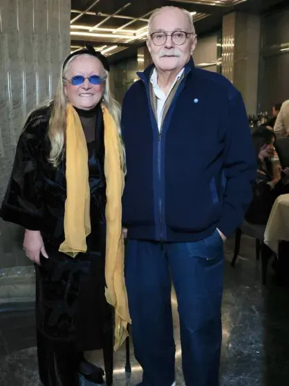 Появились редкие фото Никиты Михалкова с семьёй с премьеры первого спектакля Михаила Ефремова после выхода из колонии Михалкова, Михаил, Михалков, Татьяна, также, детьми, Никита, дочерью, свидетелей, Сергей, Пореченков, колонии, Надеждой, Ефремов, Анной, театре, показ, внуками, семья, присутствует