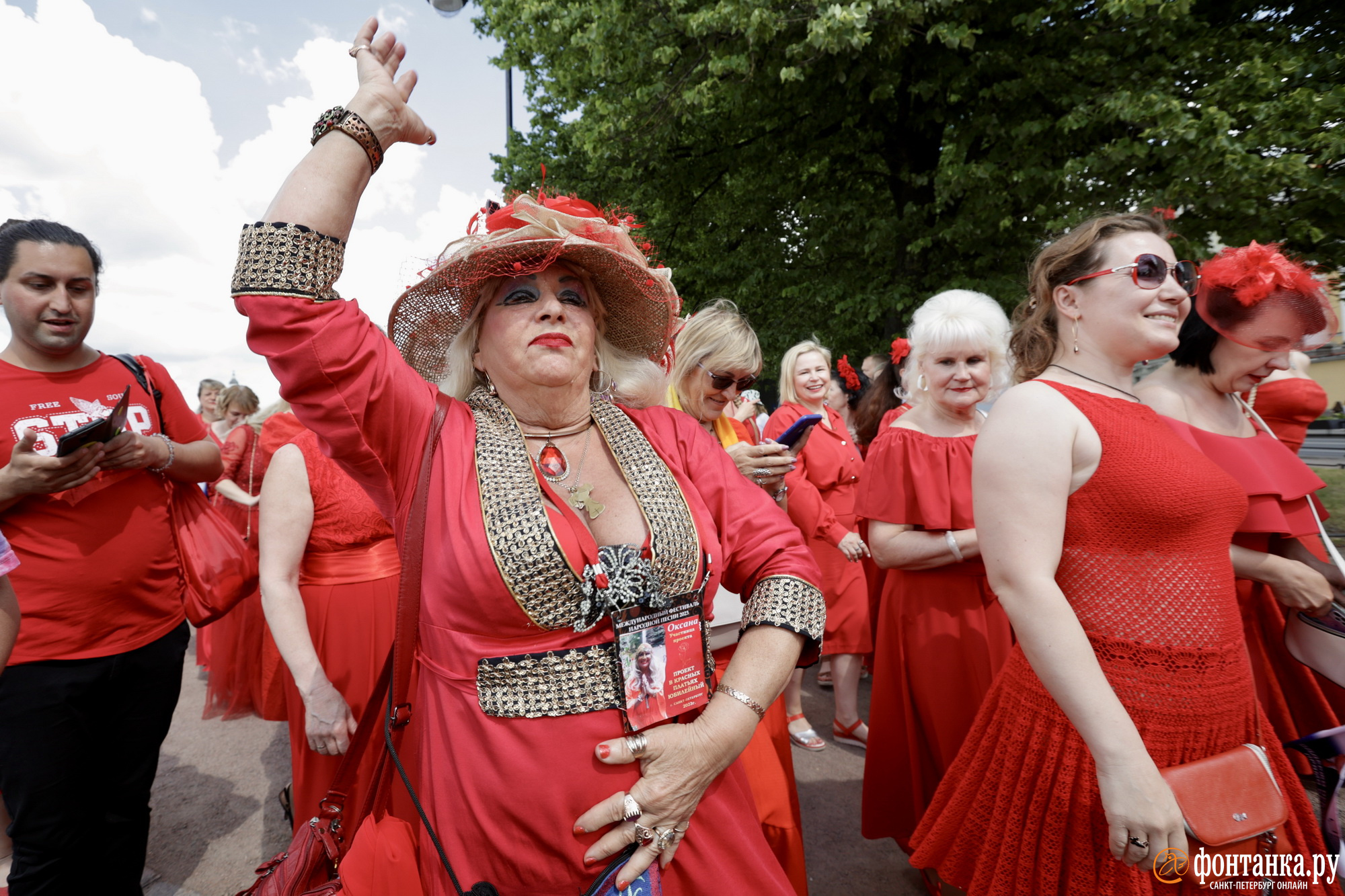 Шествие в красных платьях санкт петербург. Женщины в красном спб. Шествие женщин в красных платьях. Женщины в красном спб. Шествие в красных платьях.