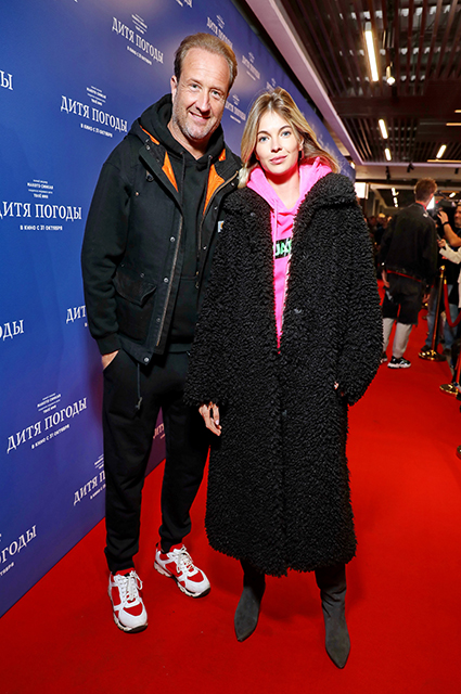 Светские выходные в Москве: Ксения Собчак, Виктория Лопырева, Альбина Джанабаева на показах, Монеточка — в кино Светские выходные в Москве: Ксения Собчак, Виктория Лопырева, Альбина Джанабаева на показах, Монеточка — в кино Светская жизнь