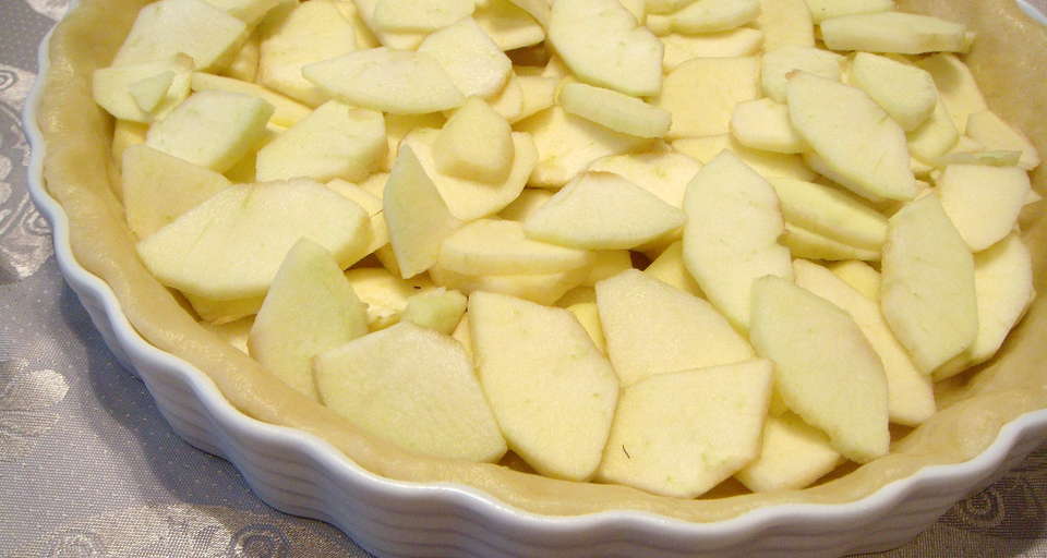 Теперь очищенные от кожуры яблоки нарезать очень тонкими кусочками и заполнить ими «корзинку».
