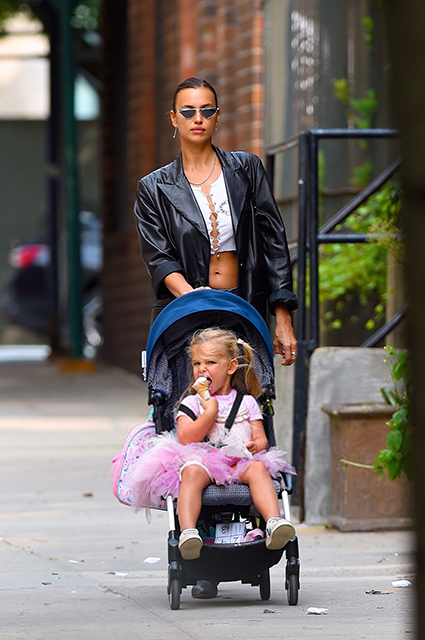 Уличный стиль знаменитости: Ирина Шейк в кроп-топе на прогулке с дочерью Леей в Нью-Йорке Уличный стиль знаменитости: Ирина Шейк в кроп-топе на прогулке с дочерью Леей в Нью-Йорке Звездный стиль