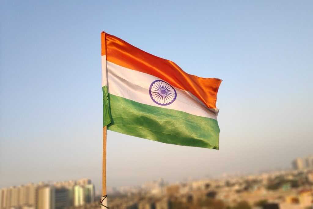 В Индии друзья из бедных семей нашли крупный алмаз