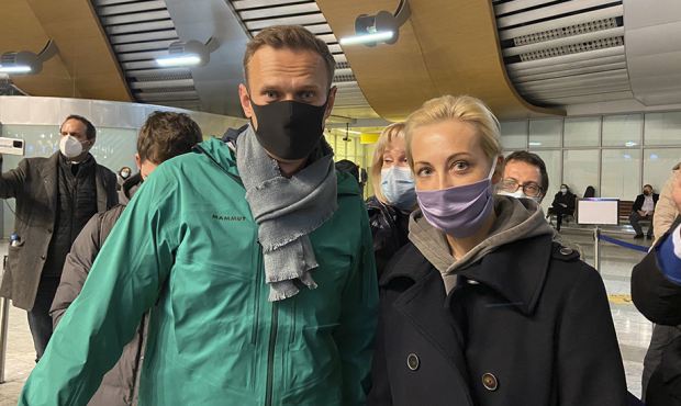 Алексея Навального задержали на паспортном контроле по требованию ФСИН Политика