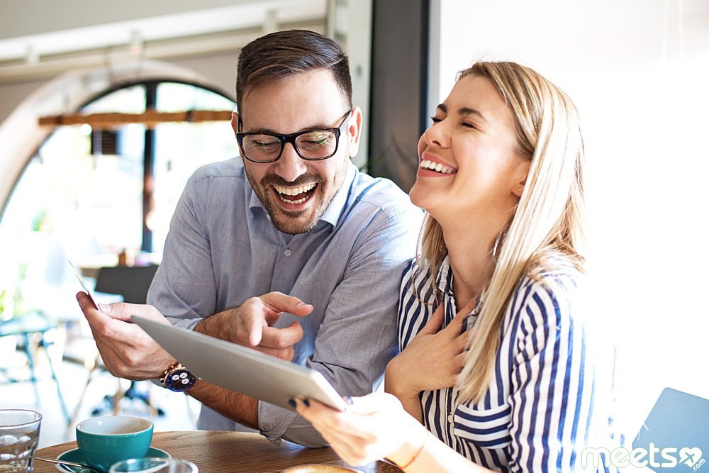 парень и девушка общаются