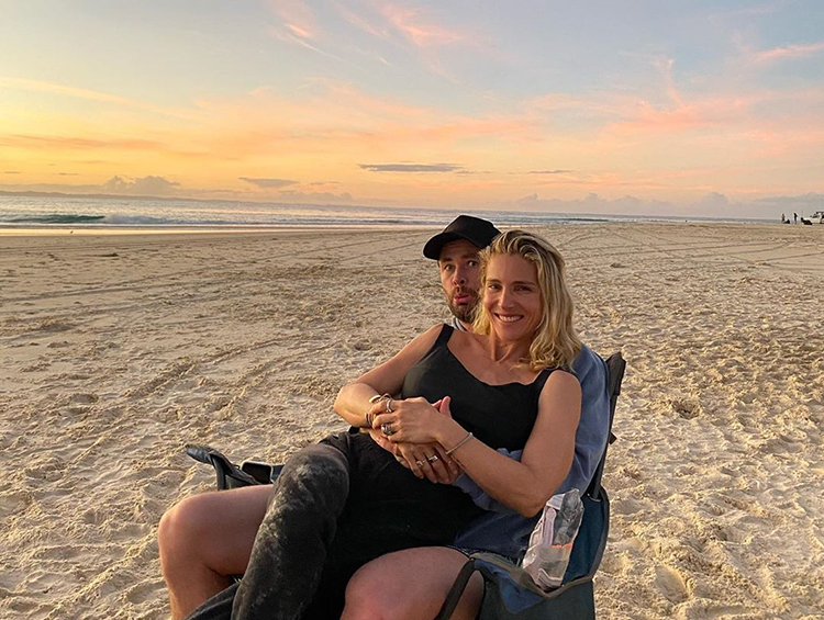"Серфинг" на песке и дом на колесах: Крис и Лиам Хемсворты провели выходные в путешествии по родной Австралии Стиль жизни,Путешествия
