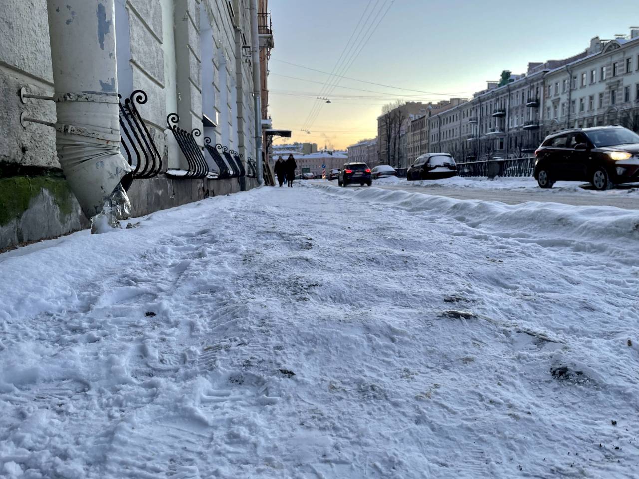 Мало снега. Снег в городе. Много снега в городе. Снег в Питере. Зимние улицы России.