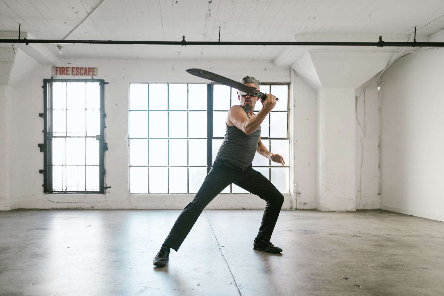 В Красноярске вооруженный мачете мужчина изрезал местного жителя на парковке