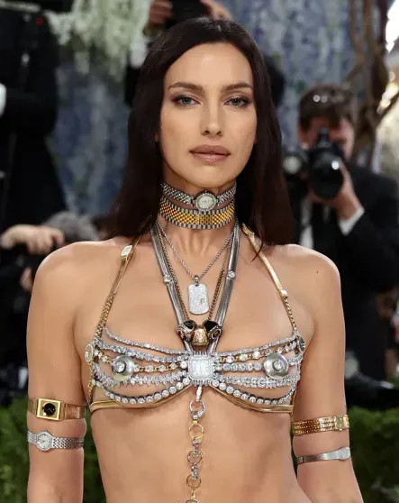 Ирина Шейк в бюстгальтере с бриллиантами вышла на красную дорожку Met Gala — 2026 костюма, дорожку, ШейкИрина, дочерью, Аманда, Сейфрид, Кравиц, Оливия, Уайлд, Николь, Кидман, Метрополитенмузее, Джиджи, Сандэй, Лорен, Санчес, Винтур, ДелевиньФото, Dimitrios, KambourisGetty