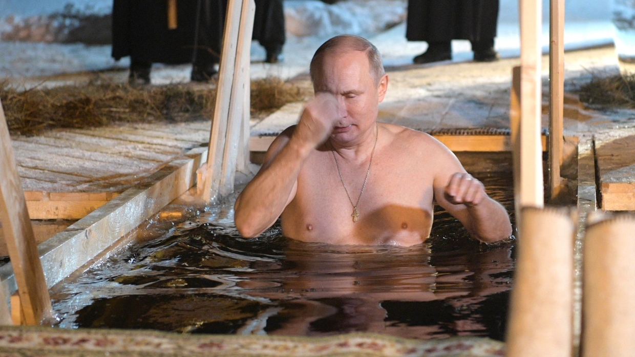 Посол США почувствовал связь с народом России, окунувшись в крещенскую купель