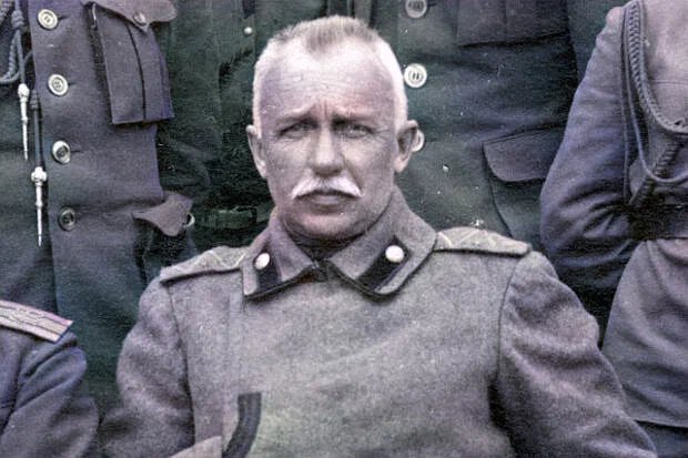 Царский генерал, который пошел служить большевикам, но отказывался снимать погоны история