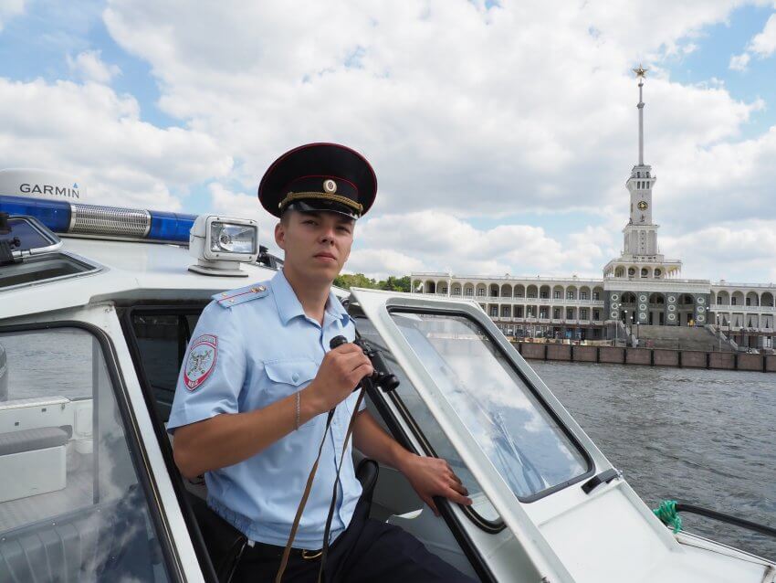 Как полицейские дежурят на канале имени Москвы