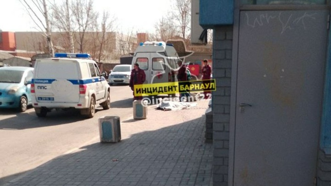 Женщина выпала из окна многоэтажки в Барнауле