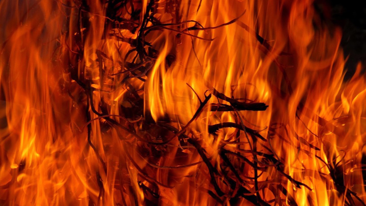 Более 100 огнеборцев привлечены к тушению пожара в Оренбурге