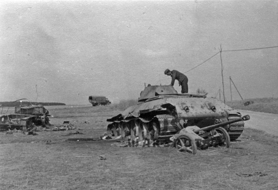 ​Самым опасным противником Т-34 в 1941 году была 50-мм противотанковая пушка Pak 38. На шоссе Немиров-Магеров Т-34 вышел победителем в поединке с этой пушкой, но стал жертвой огня гаубицы leFh 18 - Теория бронетанковых заблуждений: первые годы Великой Отечественной | Warspot.ru