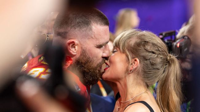 travis kelce and taylor swift kissing at the super bowl