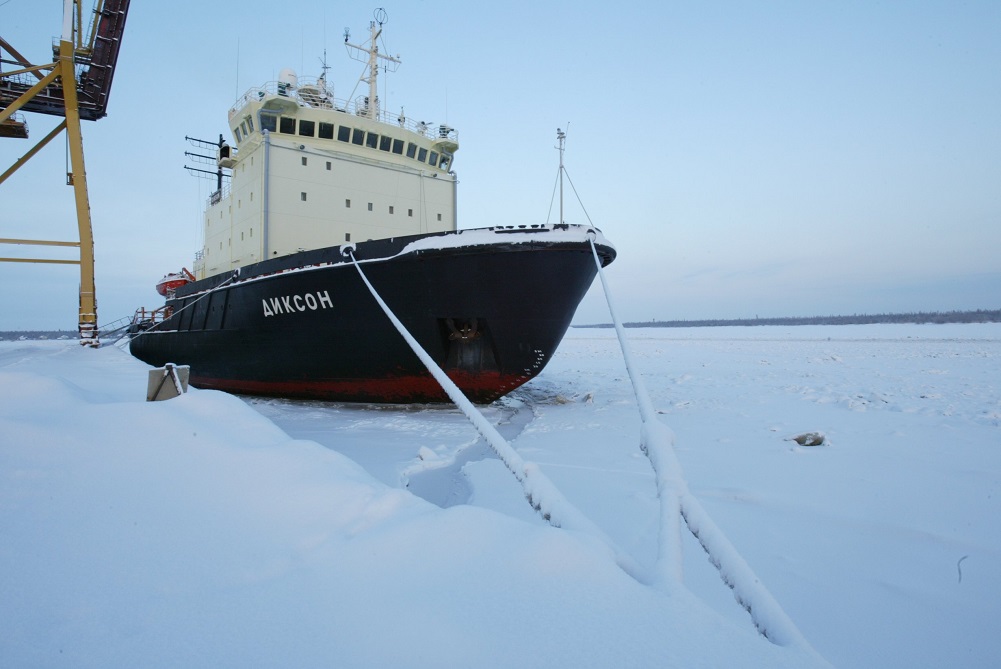 Судно на белом море 5 букв. НАО судно. Судно Помор Сахалин. Шведский Фрегат на мель. Вспомогательные малые суда в арктических регионах.